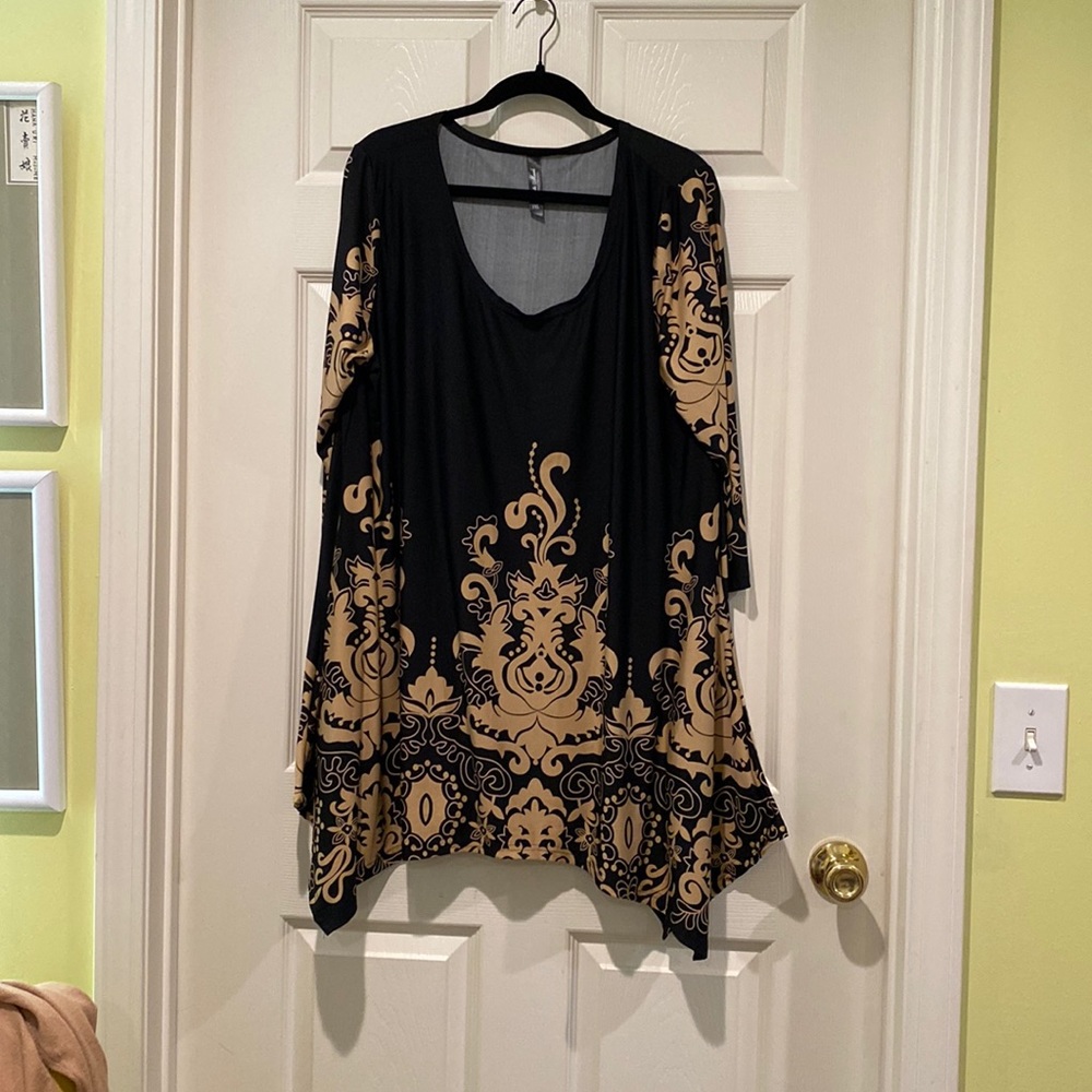 White Mark Asymmetrical hem tunic in black and gold size 3X